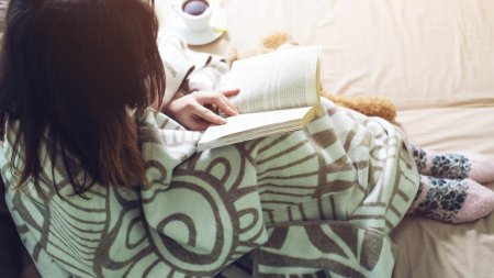 Девушка в одеяле