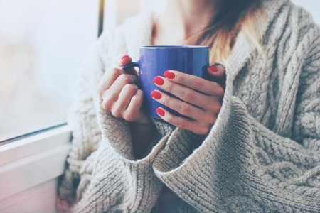 Девушка с чашкой кофе