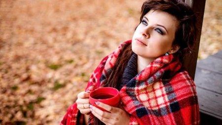 Девушка в пледе