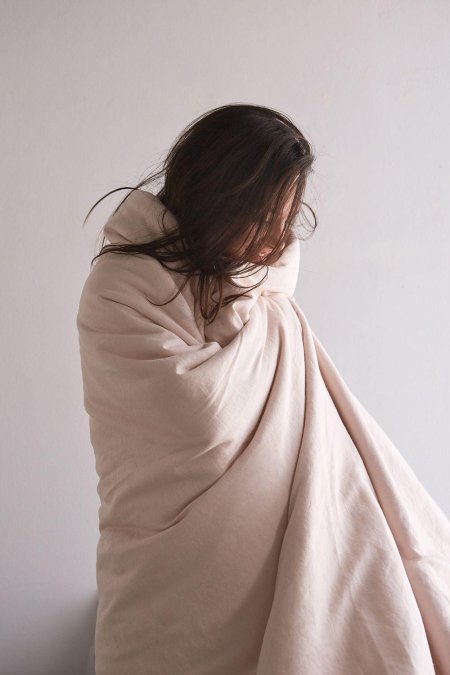 Девушка в одеяле