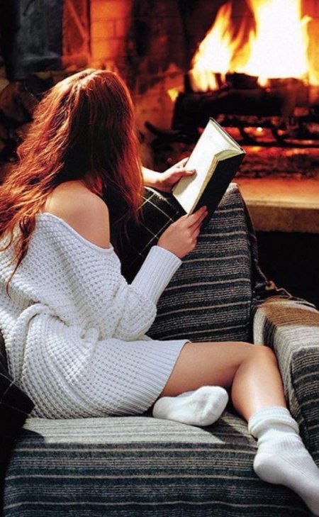 Девушка у камина
