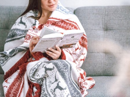 Девушка в пледе