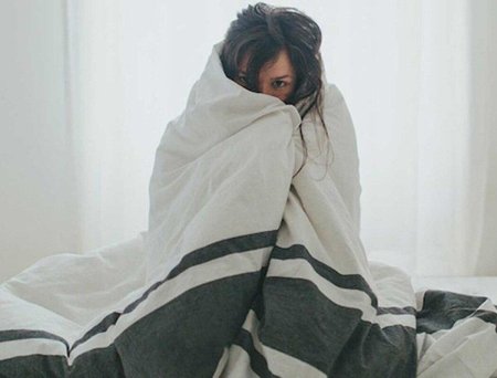 Девушка в одеяле