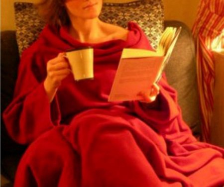 Девушка завернутая в плед