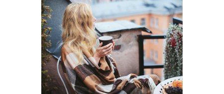 Девушка в пледе с кофе