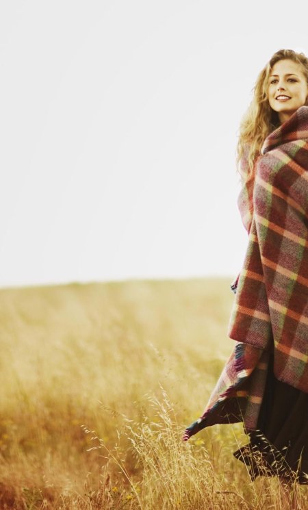 Девушка в пледе