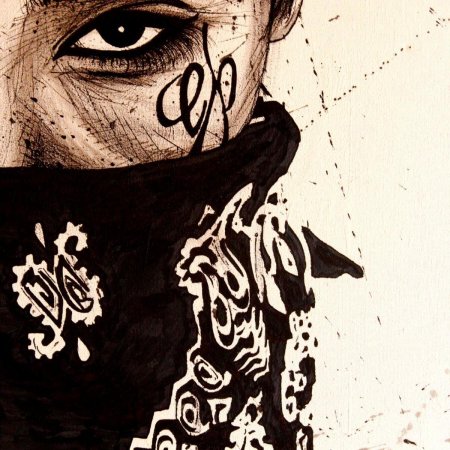 Девушка в бандане на лице