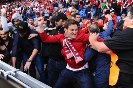 Драка футбольных фанатов