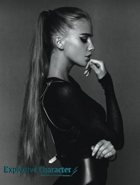 Девушка с высоким хвостом