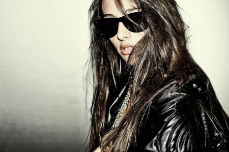 Брюнетка в кожаной куртке