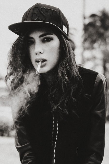 Красивая девушка с сигаретой