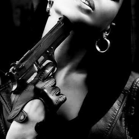 Девушка и пистолет