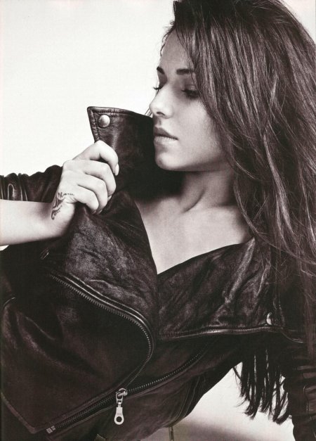 Девушка в кожаной куртке
