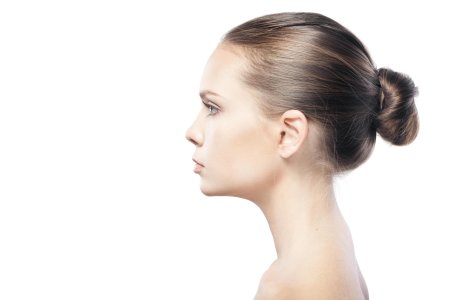 Женское лицо в профиль