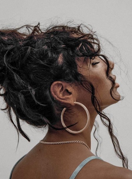 Кудрявая прическа