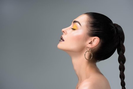 Девушка в профиль