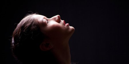 Женская голова в профиль