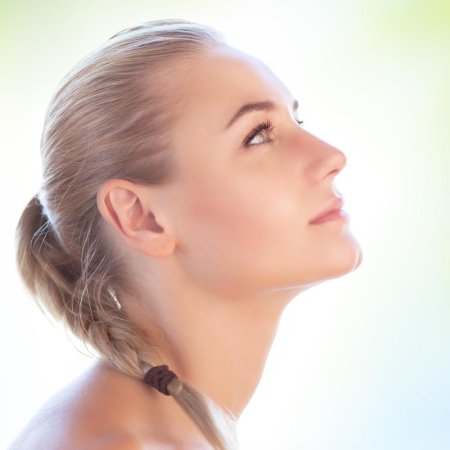 Лицо девушки в профиль