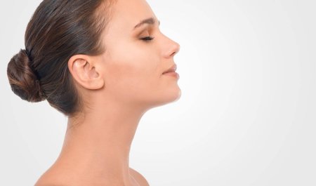 Женская голова в профиль