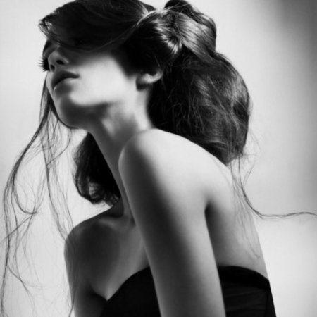 Девушка черно белая