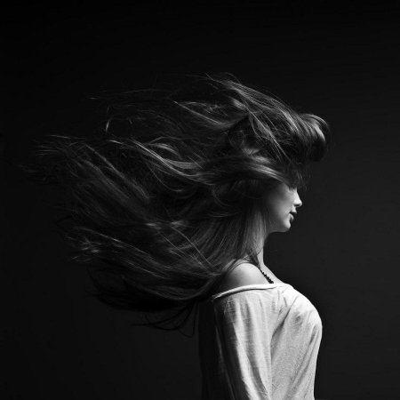 Девушка с развивающимися волосами