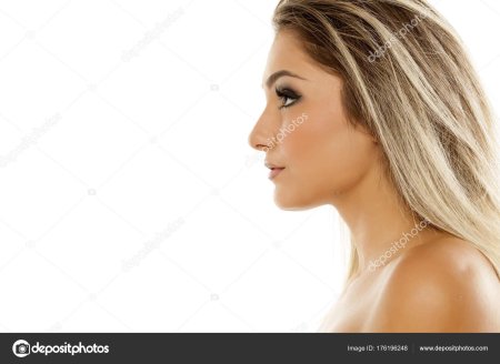 Красивая молодая женщина