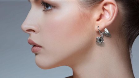 Женское ухо