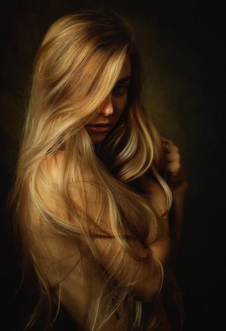 Длинноволосая блондинка