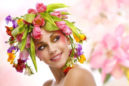 Женщина с венком на голове