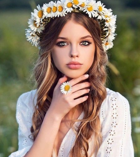 Девушка с венком