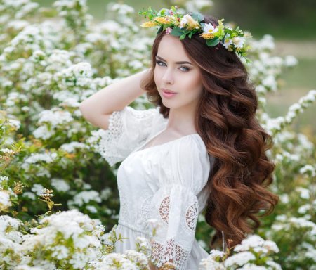 Девушка в венке