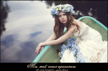 Фотосессия в лодке с цветами