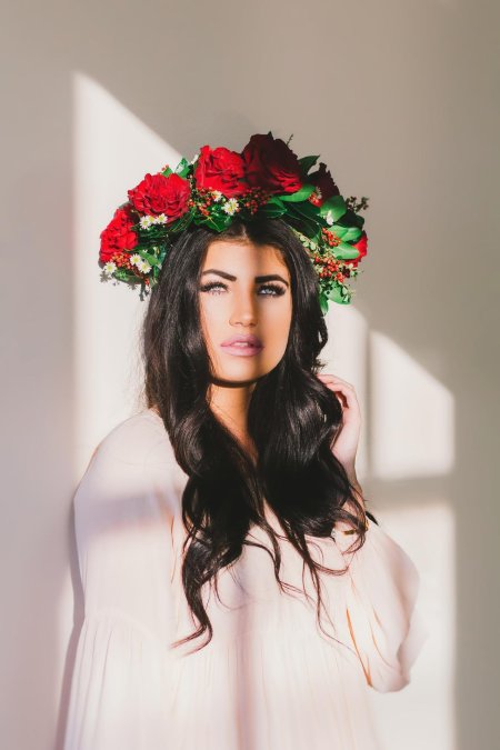 Девушка с венком на голове