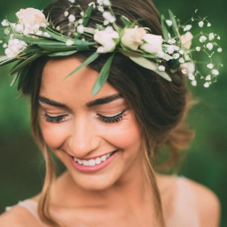 Прическа с венком на голове