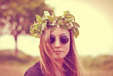 Женщины с венками на голове