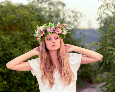 Девушка в венке из цветов