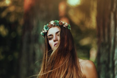 Девушка в венке