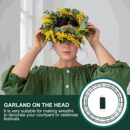 Девушка с венком на голове