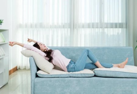 Девушка отдыхает на диване