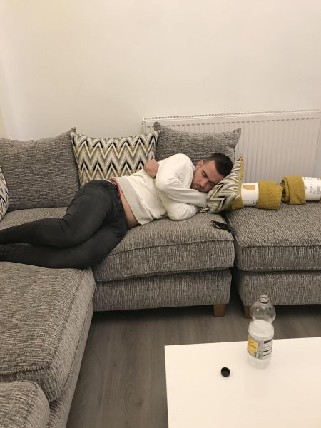 Лежит на диване