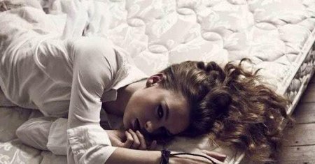 Девушка лежит в кровати