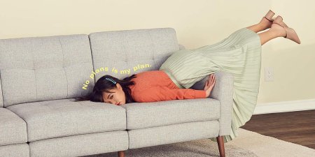 Человек лежит на диване