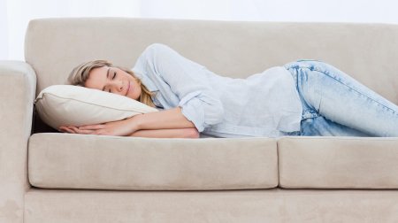 Девушка лежит на диване