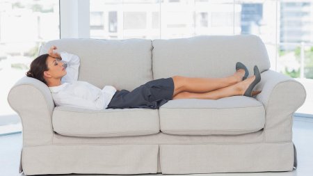 Женщина лежит на диване