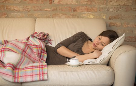 Девушка спит на диване
