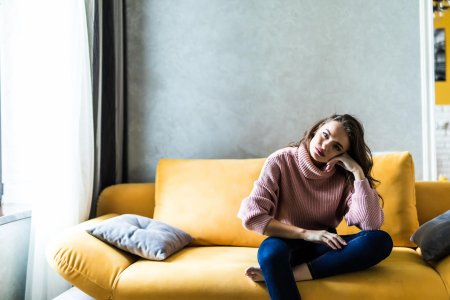 Женщина сидит на диване