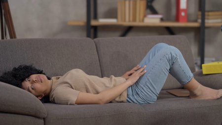 Лежа на диване