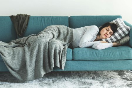 Девушка спит на диване