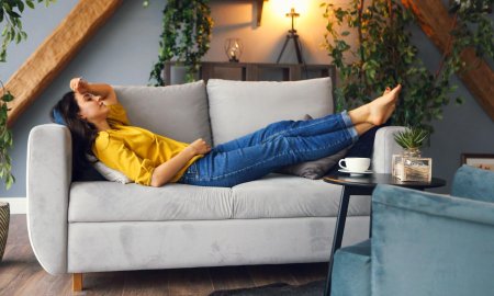 Девушка отдыхает на диване