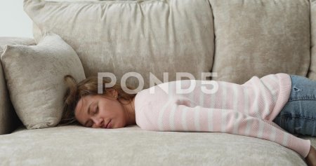 Спит на диване